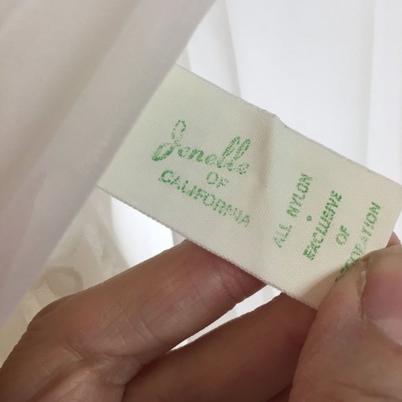 Elegant White Lace Robe Set - Picture 5 of 16